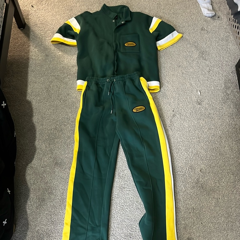 Men’s two piece sweat set.